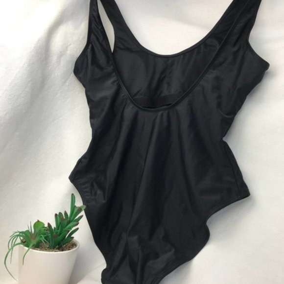 Black & White Beach Bae One Piece Size L NWOT - Picture 3 of 6
